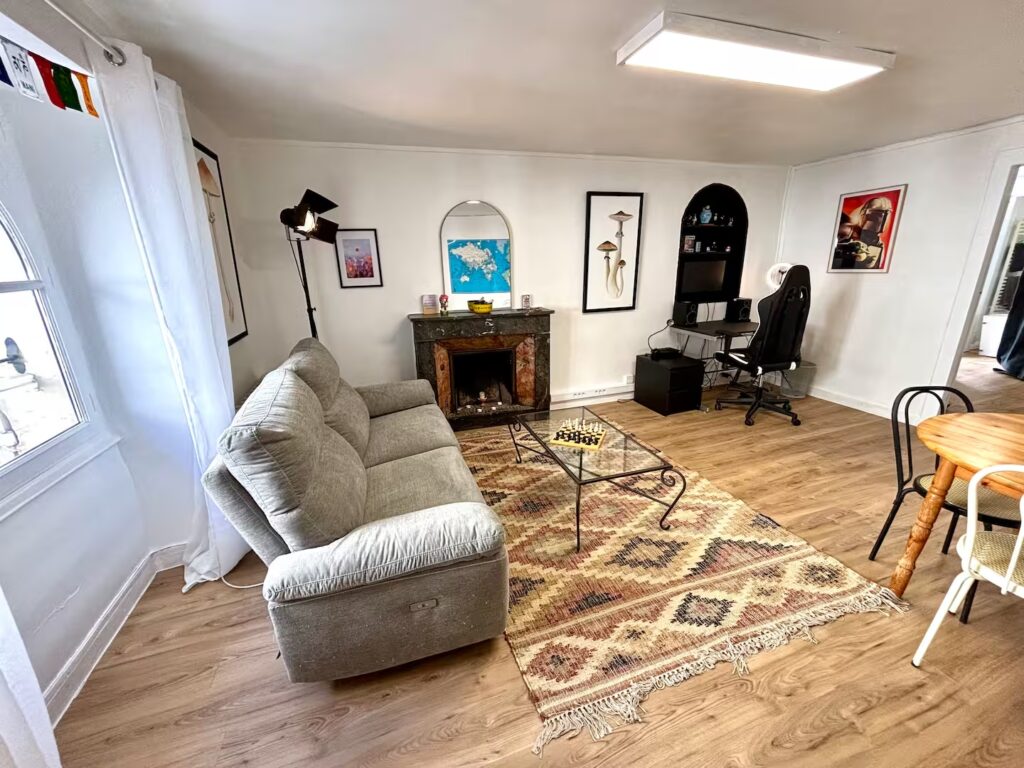 Salon lumineux d’un appartement à louer en centre-ville d’Angers, proche de la Tour Saint-Aubin