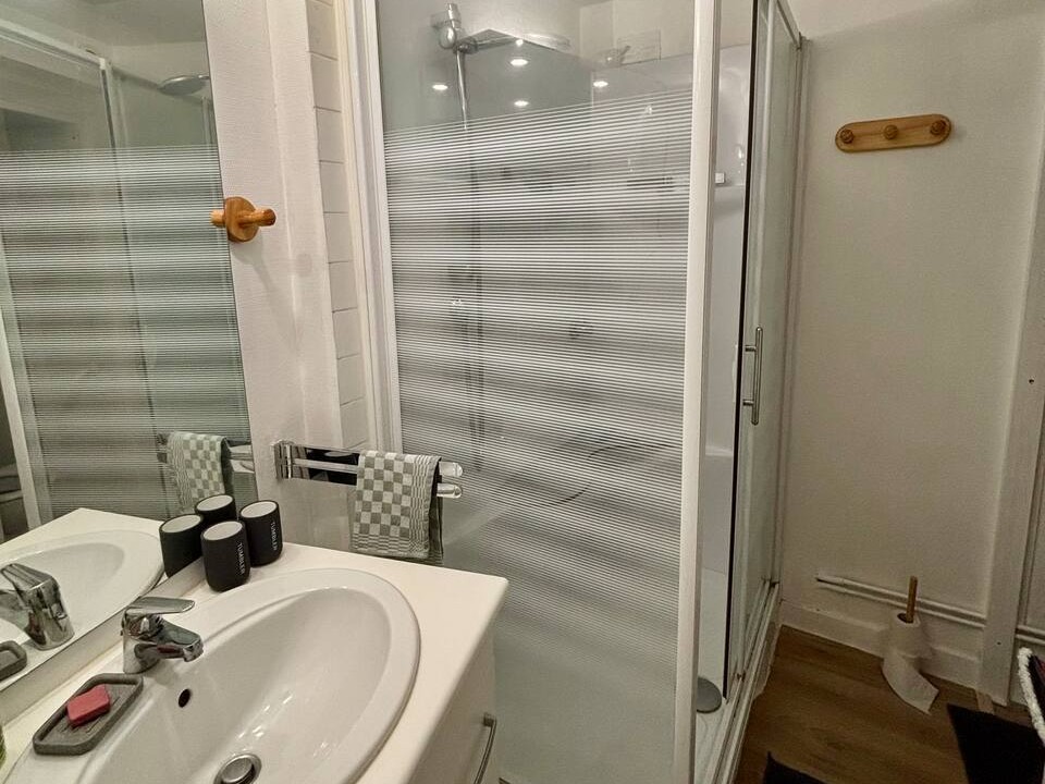 Salle de bain d’un appartement à louer en centre-ville d’Angers, proche de la Tour Saint-Aubin