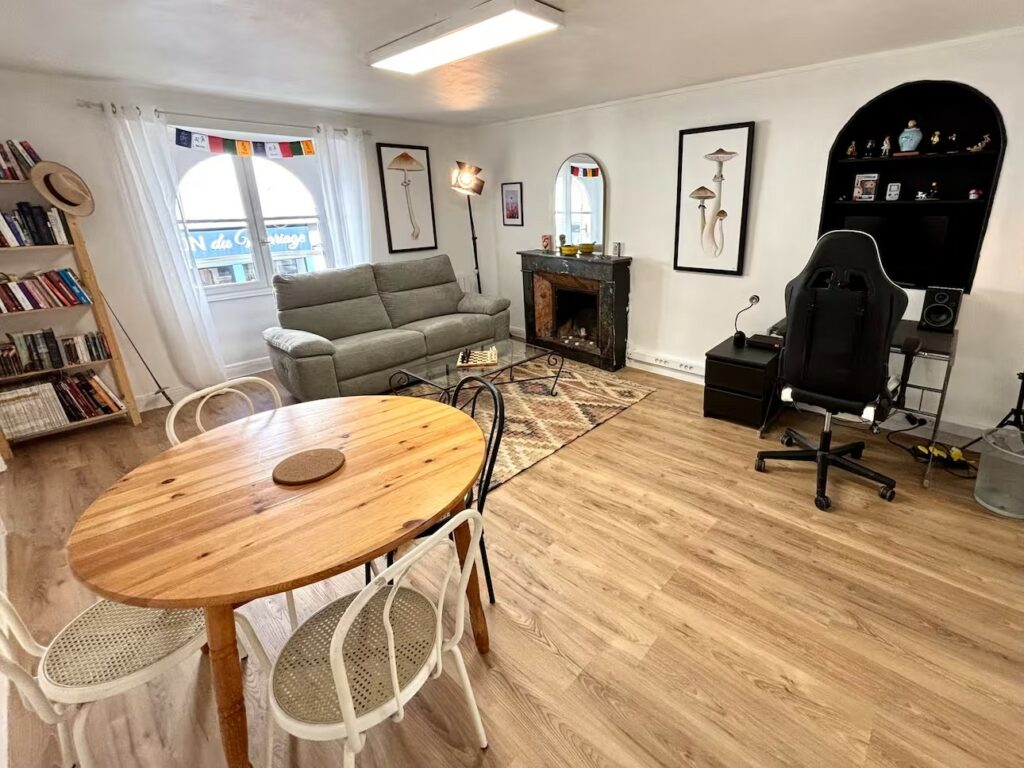 Salle à manger d’un appartement à louer en centre-ville d’Angers, proche de la Tour Saint-Aubin